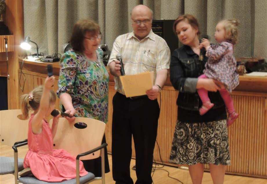perhe laulamassa