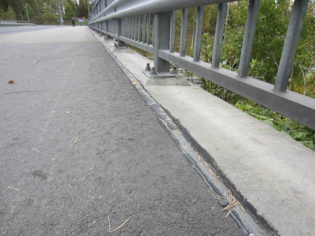 2 m2 (kuva 6). Kansirakenteet ovat muuten kunnossa, kuntoarvio hyvä. Kuva 5 Kuva 6 Päätypalkeissa on kalkkihärmettä johtuen ilmeisesti ympäristön suuresta kosteusrasituksesta.