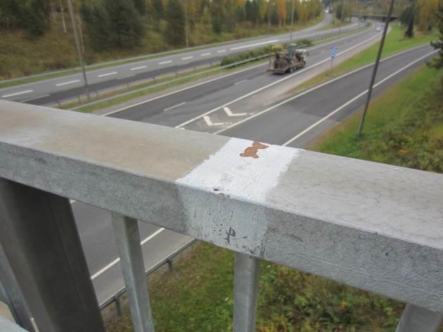 4 Kaiteet Sillan korkeat H1-tyypin sälekaide ja harvakaide ovat pääosin kunnossa, kuntoarvio on hyvä.