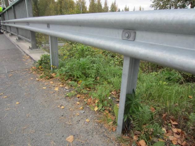 6 Vanhan viitostien puolella yhdessä pengerkaiteen tolpassa on