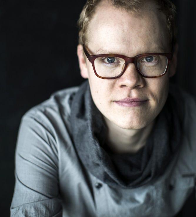 Janne Nisonen on monipuolinen muusikko. Hänet voi nähdä niin kapellimestarina, konserttimestarina, viulusolistina kuin kamarimuusikkonakin.
