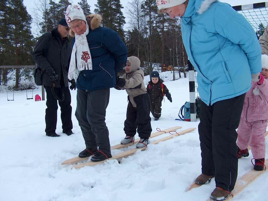 Ulkoilupäivä Kisakalliossa Naistenpäivästä huolimatta pieni joukko uskaltautui viettämään yhteistä ulkoilupäivää poikkeuksellisesti Kisakalliossa.