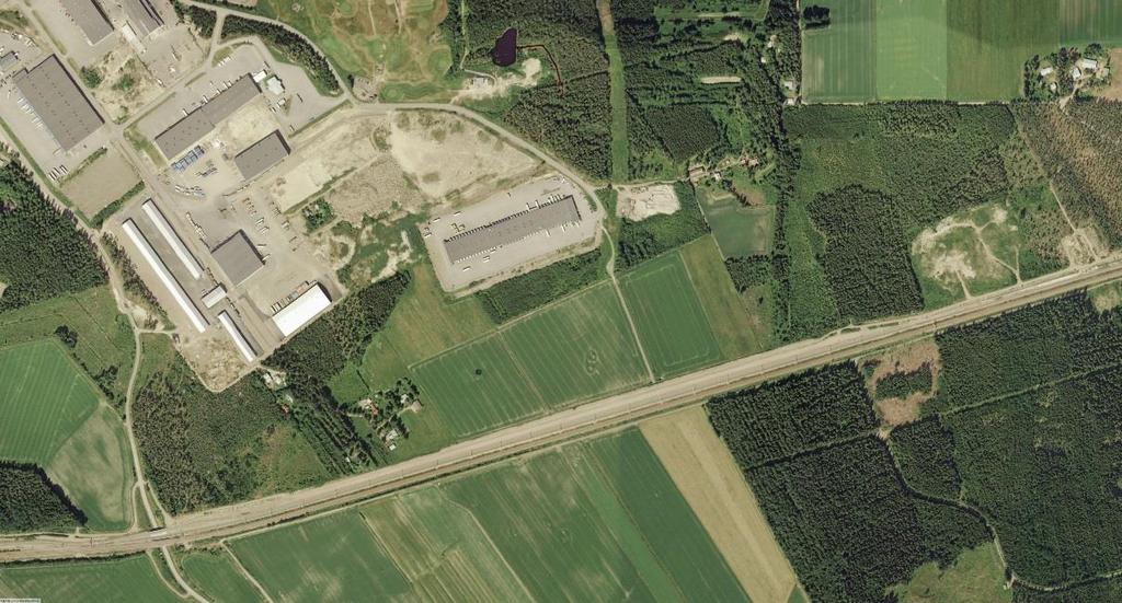Kuva 3. Suunnittelualueen alustava rajaus merkittynä punaisella maanmittauslaitoksen ortokuvaan.