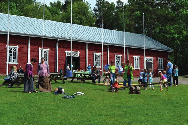 Kauttuan Klubia vastapäätä Sepäntien toisella puolella sijaitsevat maataloustuotantoon liittyvät rakennukset 1900-luvun alusta lähtien: asuinrakennukset Pehtoori ja Renkipirtti, maaseututyöväen