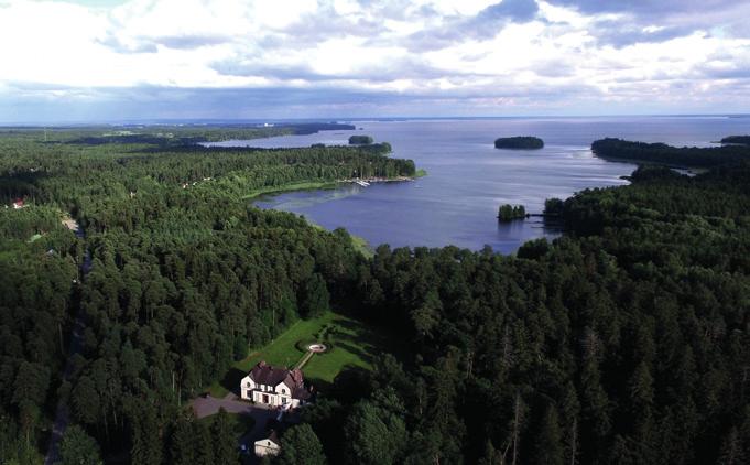 Omistajan mukaan nimetty Villa Ahlström valmistui vuonna 1911 arkkitehti Jarl Eklundin piirustusten mukaan. Alunperin metsä erotti päärakennuksen järvestä, mutta v.