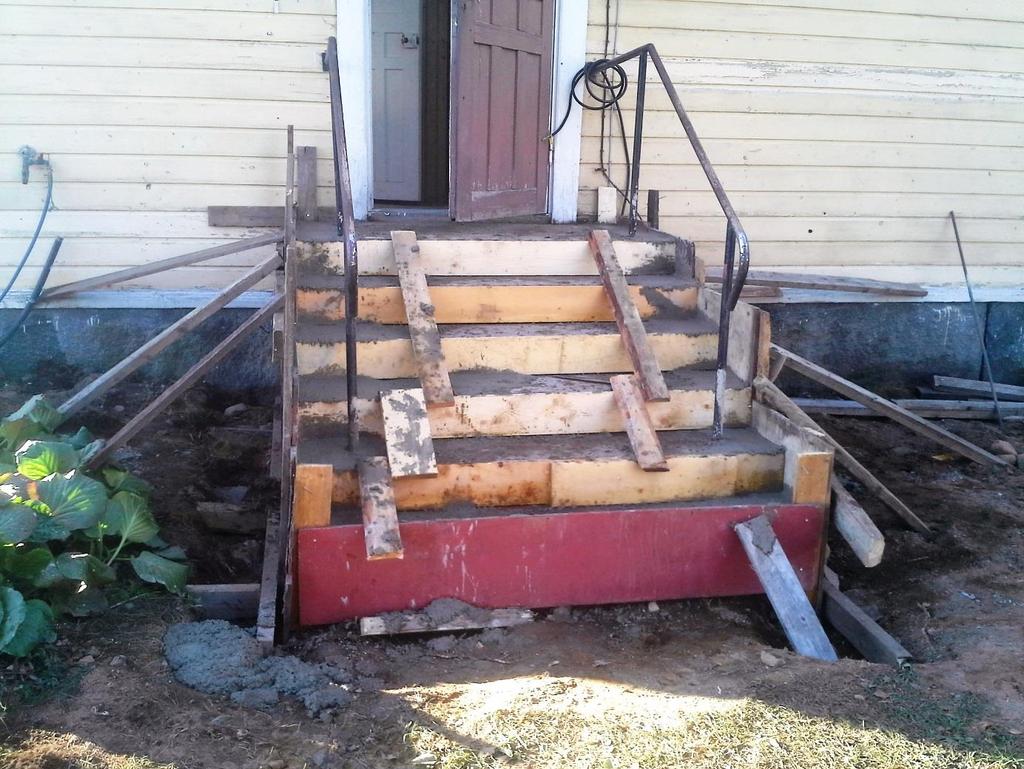 Kylätalon portaat korjattiin
