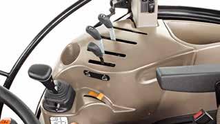 TEHOKAS HYDRAULIIKKA Farmall A -traktoreissa on 63 l/min pumppu nostolaitteelle ja hydrauliikan venttiileille sekä erillinen 37 l/min ohjauspumppu.