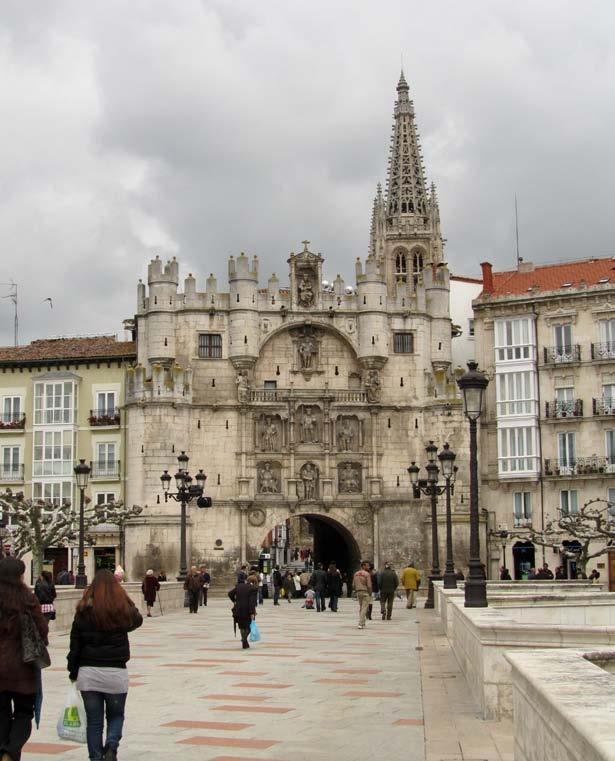 Arco de Santa Maria, kaupngin keskiaikainen portti. Alla Burgosin valtava tuomiokirkko. Burgosissa olin ajatellut yöpyä jossain hostellissa.
