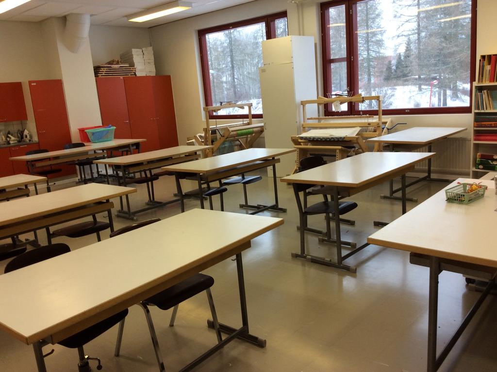 MIKSI KOULUA KÄYDÄÄN? Suomessa on oppivelvollisuus. Lapset kysyvät liiankin usein, miksi koulua käydään. Usein kuulee valitusta, että miksi pitää lähteä aikaisin kouluun tai tehdä läksyt.