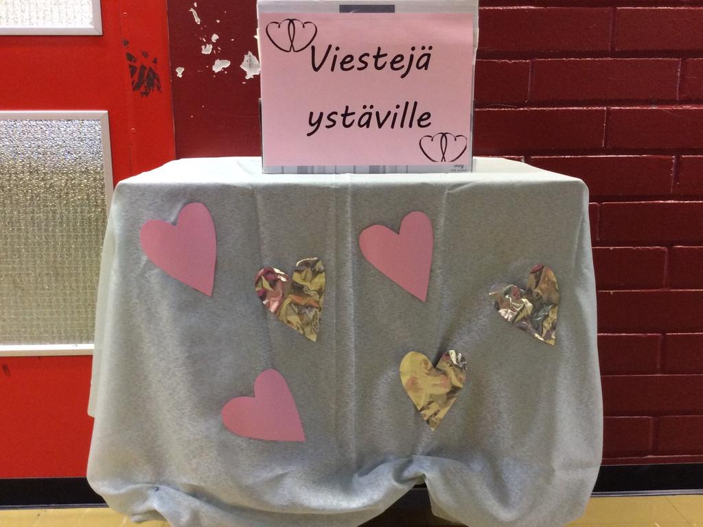 Viestejä ystäville Tölön koulun ruokalan eteen on ilmestynyt kummallinen laatikko. Se on herättänyt kiinnostusta. Laatikossa lukee: viestejä ystäville.