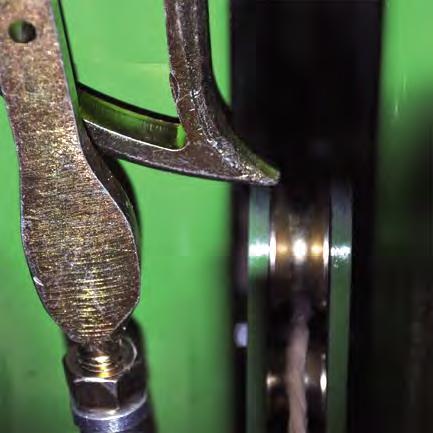 96175311226_0.docx @ 4164 @ @ 1 Asetukset 11.6.1.1 Langan ohjaimen tarkastus Langan ohjaimen säätämisen jälkeen on tarkistettava, että langan ohjain ei kosketa yläneulaa ja alaneulaa (neulakaari).