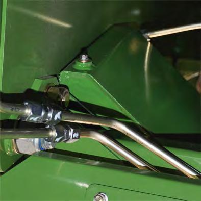 docx @ 245810 @ @ 1 Koneen hydrauliikkajärjestelmä paineistetaan oman hydraulipumpun avulla. Se on laipoitettu päävaihteistoon eikä sitä tarvitse huoltaa.