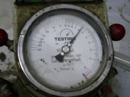 Kuva 5. Kokeissa käytetty ilmamäärämittari Mittauksen jälkeen betonimassan ilmamäärä luettiin mitta-asteikolta.