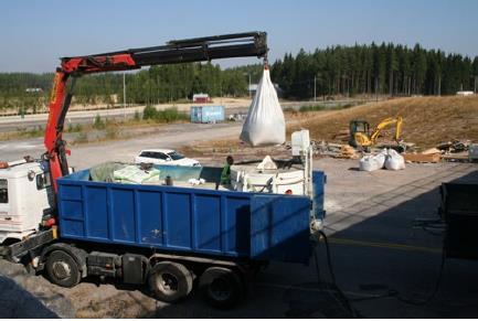 Kuva 2. Suomen Rakennelujitus Oy:n betoniasema kuorma-auton lavalla 3 Itsetiivistyvän betonin lisäaineet Itsetiivistyvät betonit voidaan usein lisäaineistaa kuten tiivistettävät betonitkin.
