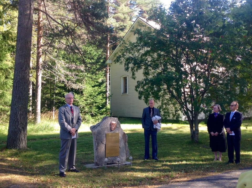 3 Jäsentoiminta 1. Kirjoituskilpailu Hallitus päätti puheenjohtajan aloitteesta järjestää jäsenistölle kirjoituskilpailun teemalla Suvun karjalaisuus / savolaisuus.