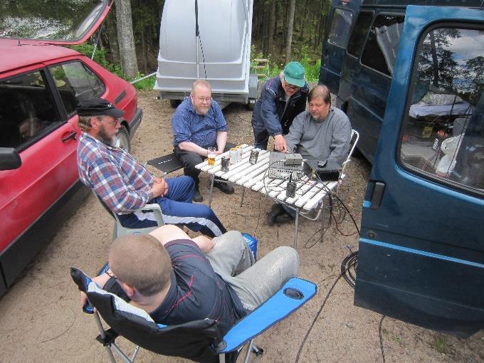 Perjantaipäivä meni leirin pystyttämisessä, syödessä, workkiessa, väkeä odotellessa ja illalla saunoessa. Asemat ovat kunnossa, säätö juomat esiin ja pitämään qusoja.