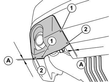 Poraa kaksi reikää (1) pakoputken pään aukon alareunaan peitelevyn reikien (1) läpi Poista porausjätteet Kiinnitä peitelevy spoileriin sarjan popniiteillä R8401108 Tarkasta, että mitta A on yhtä