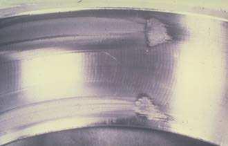 Laakerivauriot ja niiden syyt Eräs pintavaurion muoto on adhesiivinen (hankaava) kuluminen.