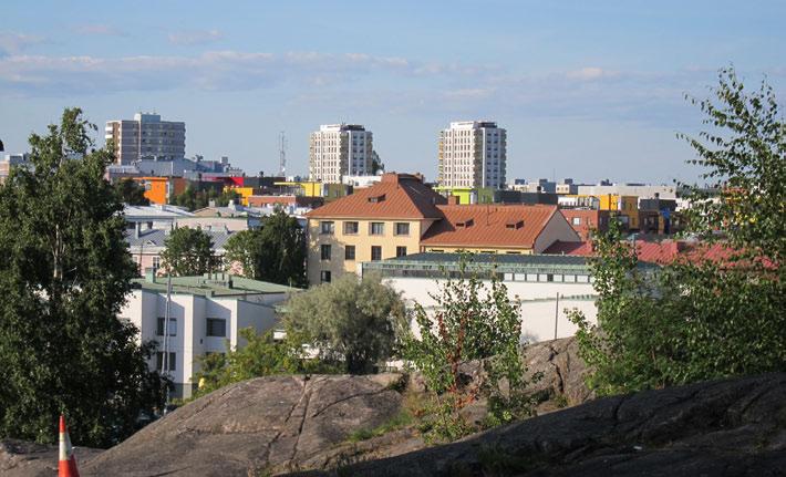 yhteydessä. Kriittisissä mielipiteissä korostui Helsingin empire-keskustan kaupunkikuvallinen merkitys entisestään, ja korkeaa rakentamista sen tuntumassa vastustettiin voimakkaasti.