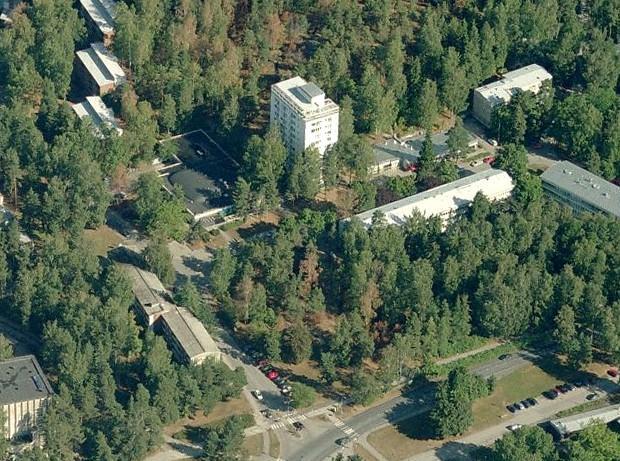 Muita selvästi korkeampia, kauas näkyviä maamerkkirakennuksia ovat Meilahden sairaalan 15-kerroksinen, levymäinen potilassiipi (1966), Itäkeskuksen 19-kerroksinen toimisto-maamerkki (1987),