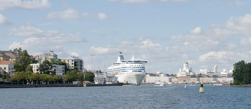 katedraalin oikealla puolella ja Kalasataman keskus Katajanokan takana.