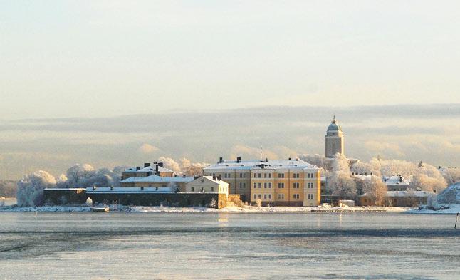Unescon maailmanperintökohde Suomenlinna asettuu osaksi kansallismaisemaa.
