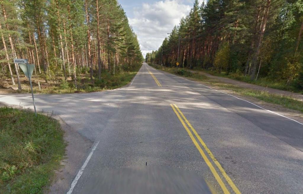 3.2.2 Liittymät Selvitysalueen kaikki Uuraistentien liittymät ovat avoimia tasoliittymiä. Valtaosa liittymistä sijaitsee pitkällä suoralla tieosuudella. Näistä liittymistä on hyvät näkemät.