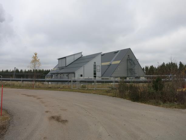 taustalla voimalaitoksen