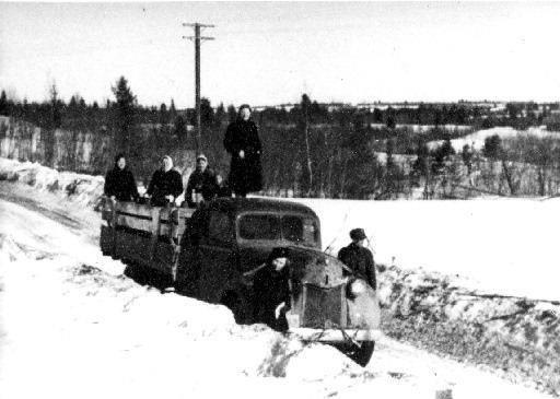 Hävittäjä-nimen se sai voimansiirron ulinasta ja nopeasta kiihtyvyydestä. Osa autosta oli koottu Suomessa.