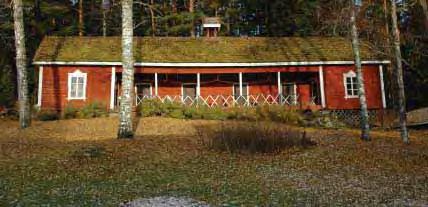lukuunottamatta rinteen suuntaisesti. Lähimpänä Hoivalan tien risteystä pellon reunassa on asuinrakennus /1/. Sitä vastapäätä rinteessä on lähes yhtä pitkä aittarivi.
