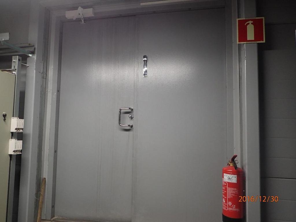 Kuva 14. Iv-konehuoneen 2054 ulko-ovissa on sisäpuolella valumajälkiä. Kuva 15.
