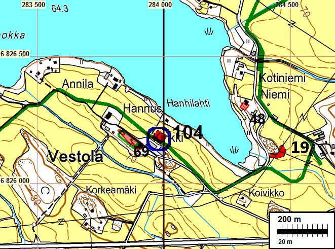 3 Sijaintikartta Tutkimuspaikka sinisen neliön sisällä, alueen muinaisjäännökset punaisella. Vestola kartalla nro 104. Sen länsipuolella nro 69 on Vestolan vanha kylätontti.