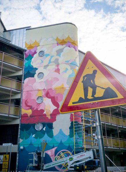 Iäkkäämmät asukkaat leikkasivat sapluunoita,