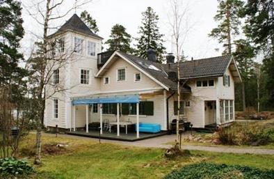 luonteva sijoittuminen rakennuspaikalle ja maisemaan sekä huoliteltu