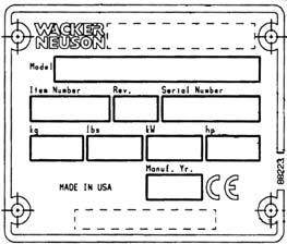 WACKER NEUSON -- Nimikilpi kertoo koneen tyypin, tilausnumeron, version sekä sarjanumeron.
