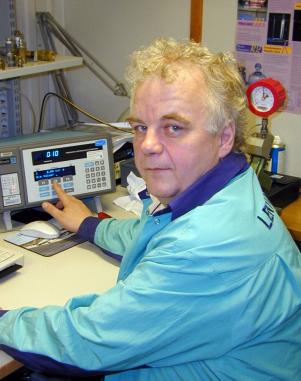 Perusasiat kuntoon Markku Leino, 50 v., on työskennellyt elektroniikkamekaanikkona Lentotekniikkalaitoksella (entinen Lentovarikko) vuodesta 1973 lähtien.