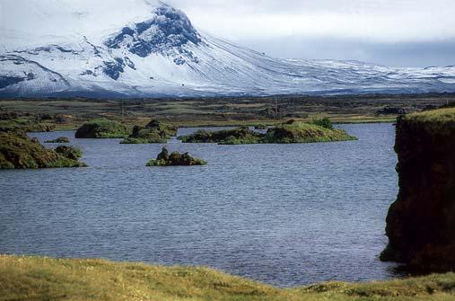 Tunnetuin Akureyri on kuitenkin Myvatn-järvelle tehtävistä retkistä. Tämä kauneudestaan kuulu järvi sijaitsee erittäin vulkaanisessa ympäristössä, ja alueella onkin paljon geotermistä teollisuutta.