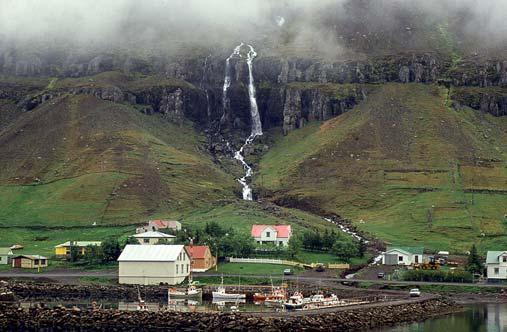 Edessä avautuva Seyðisfjörður laivan kannelta ja m/s Norröna taaksejäävän