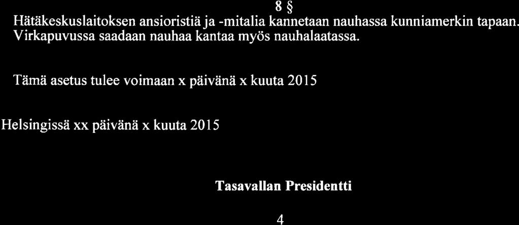 Hopeiseen ansiomitaliin kuuluu 31 millimetrin levyinen sininen nauha, jonka molemmilla reunoilla on kaksi kapeaa valkoista raitaa.