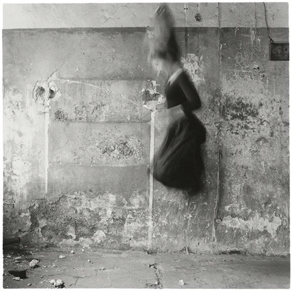 TEHTÄVIÄ OPPITUNNEILLE: LUOKAT 7 9 Liike ja terävyys Monet Francesca Woodmanin kuvat esittävät tiloja, joissa liikkeessä olevat ihmishahmot eivät ole tarkkoja.