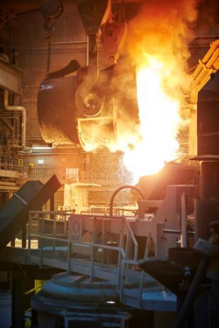 process metallurgy tai extractive metallurgy Metallien valmistus perustuu yleensä joko - korkeiden lämpötilojen hyödyntämiseen - Oksidien pelkistys hiilellä on helpompaa korkeissa lämpötiloissa -