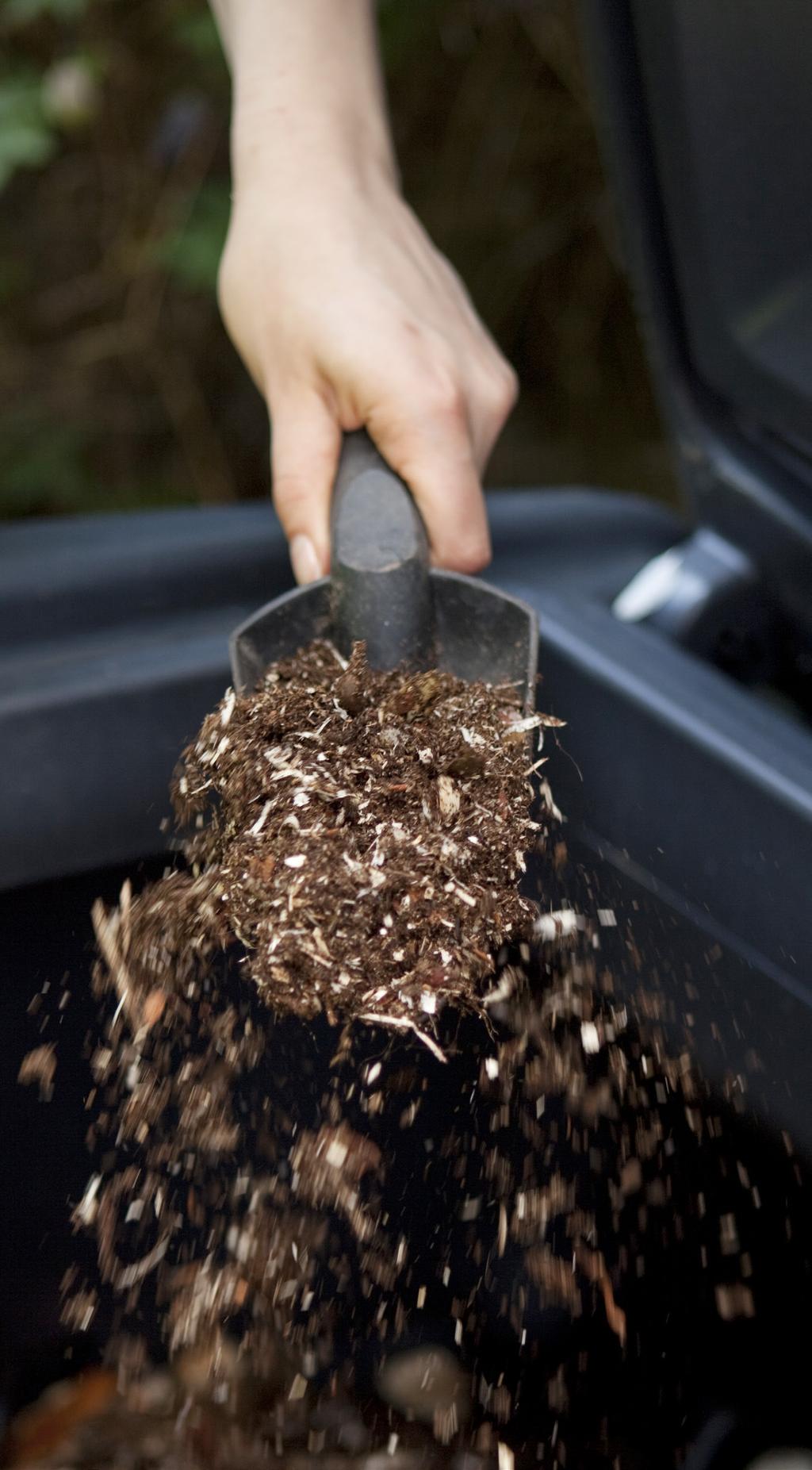 Kompostivirkistettä ripotellaan kompostoriin täytön yhteydessä, kosteammalle keittiöjätteelle yhdessä kuivikkeen kanssa.