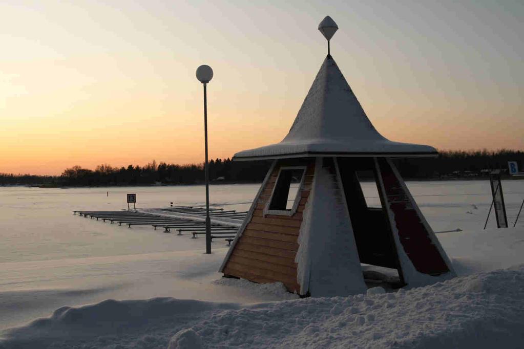 185 Ouran Pooki on tänään uusi parrupaikka! Mauno Saarisen kioski sijaitsi aivan Krookan sataman risteyksessä. Siellä Mauno myi kaikkea mahdollista tuotetta. Ehkäisyvälineitäkin hänellä oli myynnissä.