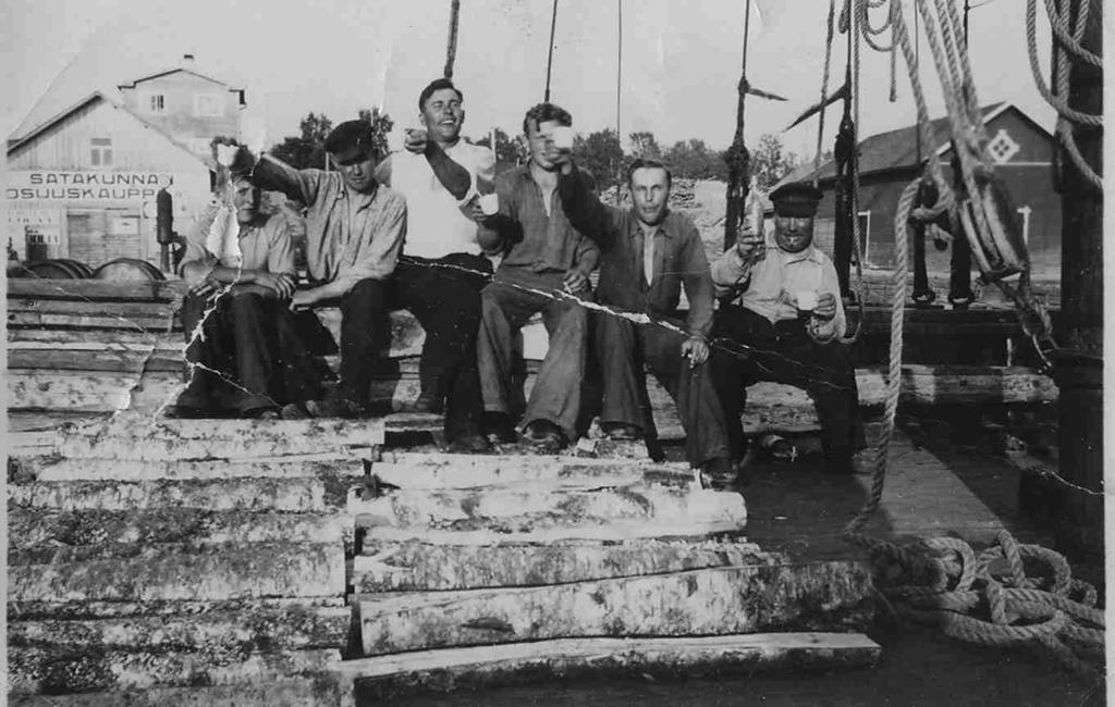 197 Taustalla nykyinen Elias ja irkk Sannan koti ja kalakauppa Sataman SOK Pentti Kuusisen kuvassa näkyy Kansa uusi suolaamo