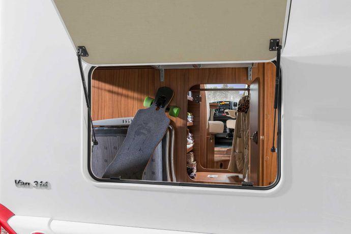 Säilytystila Talli Talliluukku Pienestä koostaan huolimatta HYMER Vanin tallissa on tilaa polkupyörälle tai koko joukolle camping-tarvikkeita.