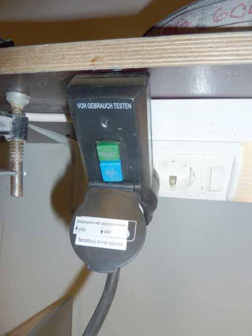 Vihreää reset-nappia painamalla pääsee jatkamaan - ellei niin käy, paina ensin sinistä nappia ja sitten uudestaan reset-nappia. 2.2 Hiontalokero Kuvassa 3 näkyy hiontalokero ja sen varusteet.