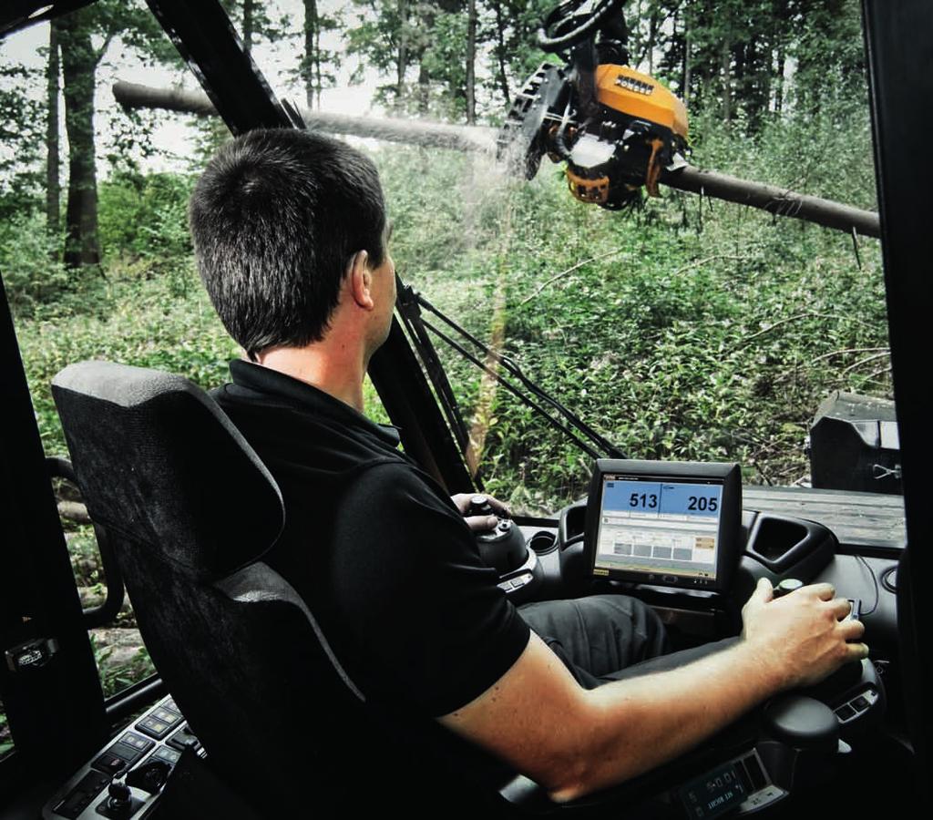 Viiden tähden työpiste PONSSE-metsäkoneen ohjaamo on näköalapaikka uusimpaan metsäkonetekniikkaan.