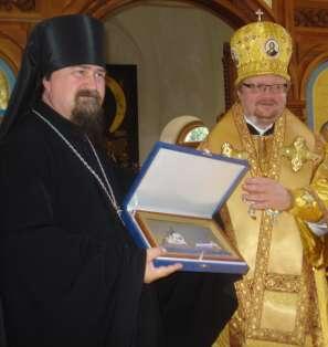Saarella sinä päivänä liturgiaa johti igumeni Aleksandr vierailevan papiston avustamana.