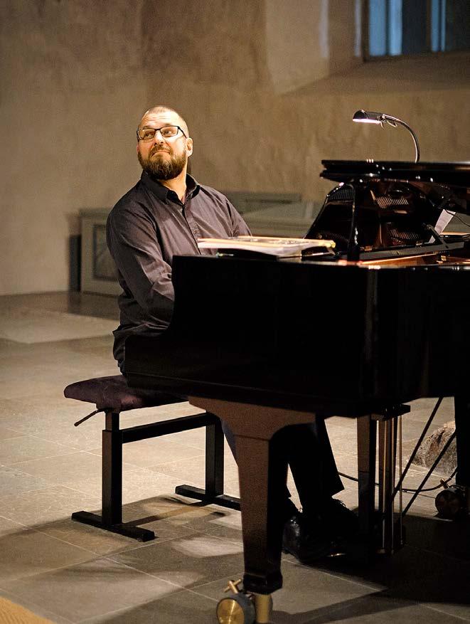 B 6 Silta 10/2017 Konsertt Musiikki peilaa kansakunnan kehitystä Oopperalaulajat Juha Uusitalo ja Juha Pikkarainen esittävät lauluja isänmaalle yhdessä pianisti Pami Karvosen kanssa Tampereen