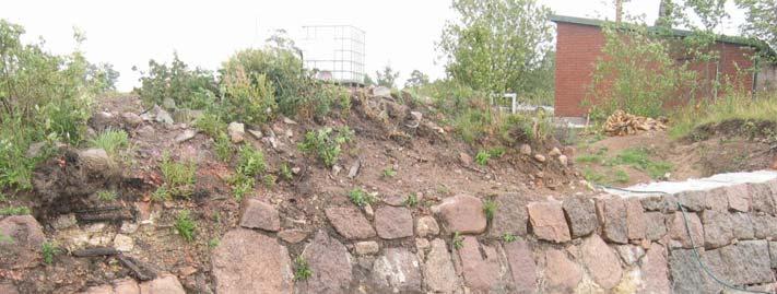 Rakenteen eteläpuolella kallion pinta laskee ja kalliota oli korotettu kivillä ja laastilla muuratulla tukirakenteella (ks. kuva 3.). Tämä kiveys oli noin 6,5 m pitkä, 70-130 cm leveä ja 50 cm korkea.